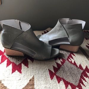 Coclico zipped heals. Light green